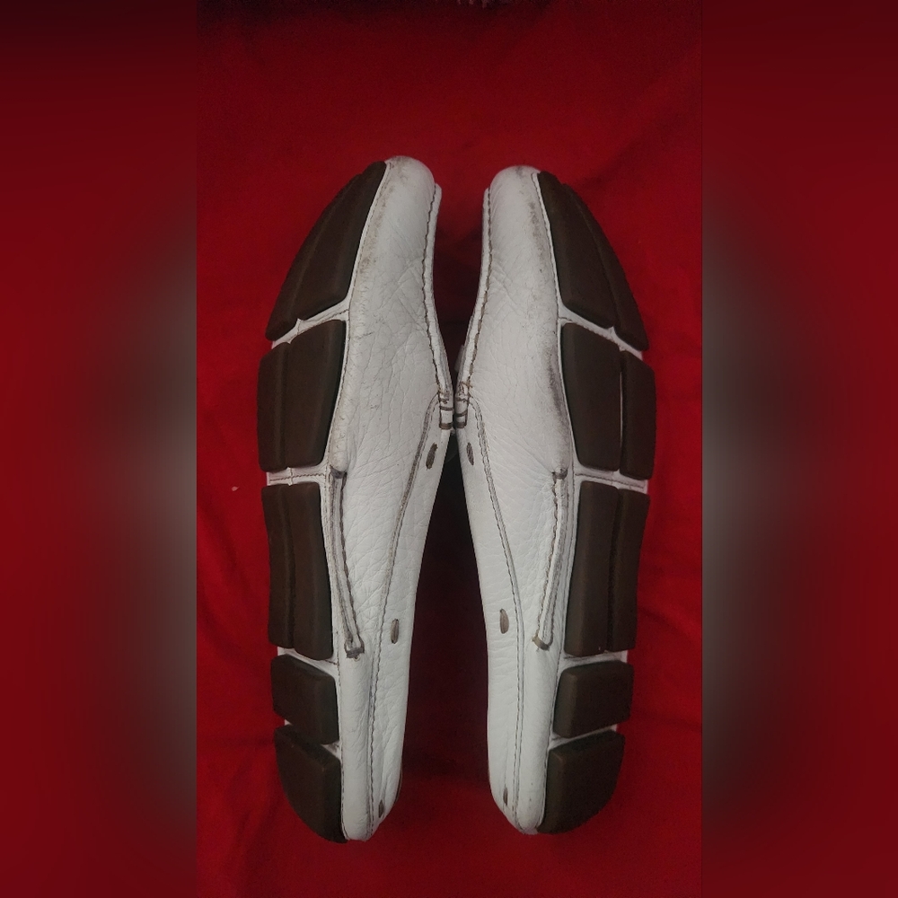 Prada White Leather Flats with Minimalist Design - Picture 4 of 10